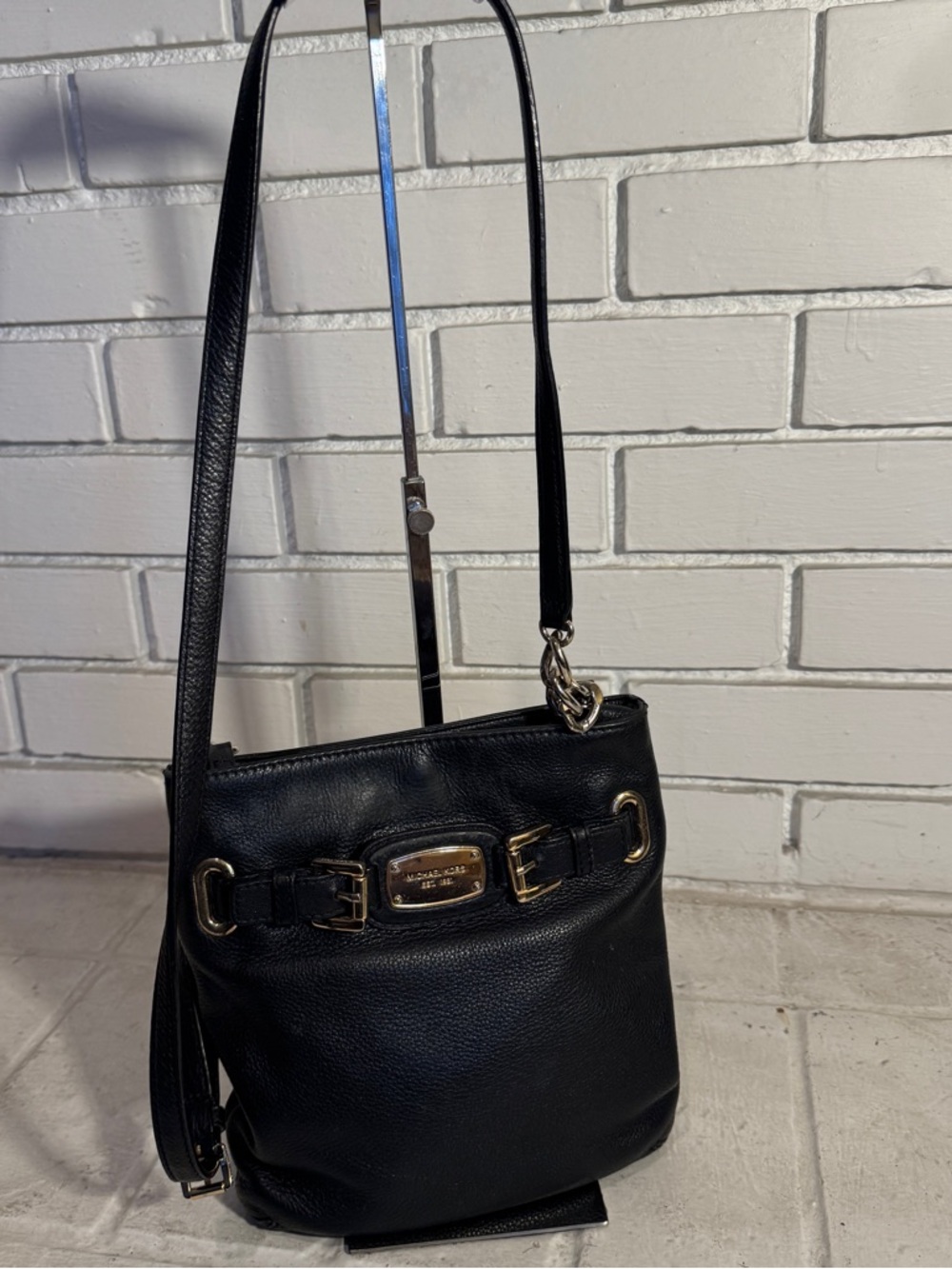 Michael Kors Pebbled Leather "Est. 1981" Bucket black Crossbody